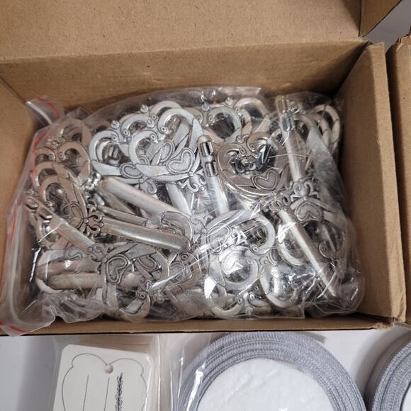 Heart-Shaped Skeleton Keys for Seat Placement. - Picture 4 of 10